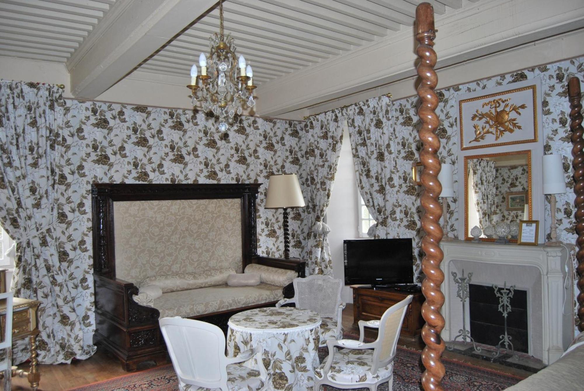 Chateau De Chantelauze Olliergues Rom bilde